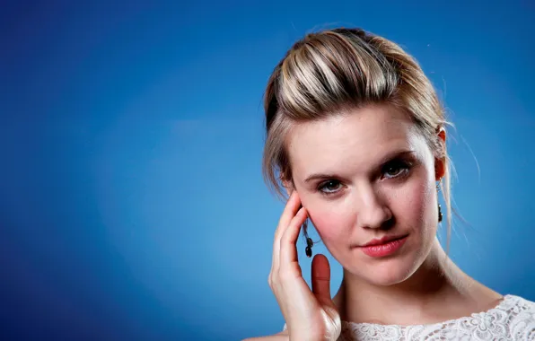 Девушка, актриса, Maggie Grace, Мэгги Грэйс, Californication, голубой фон, Photoshoot