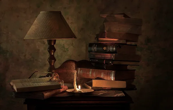 Книги, лампа, натюрморт
