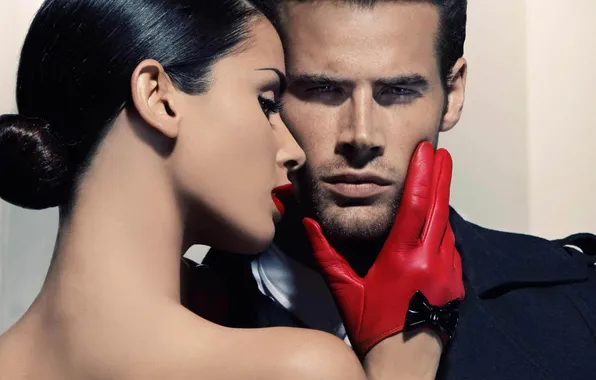 Женщина, мужчина, красные перчатки