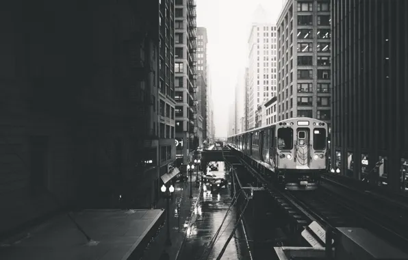 Город, поезд, чёрно белое фото