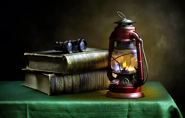 Книги, лампа, скатерть