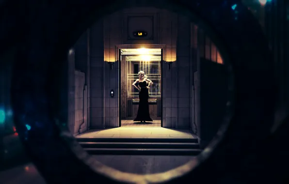 Blonde, light and darkness, elevator