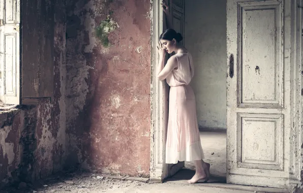 Девушка, дверь, the empty room, пустая комната