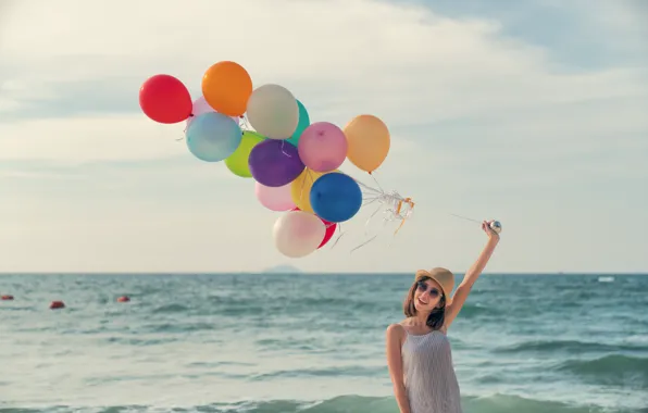 Картинка море, пляж, лето, девушка, солнце, счастье, воздушные шары, отдых