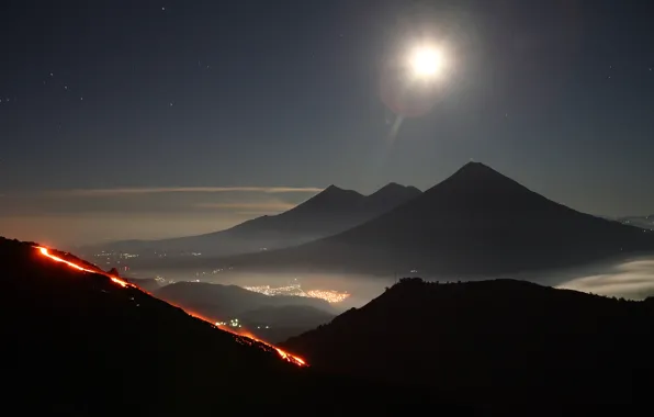 Картинка небо, звезды, горы, город, огни, вулкан, извержение, Гватемала