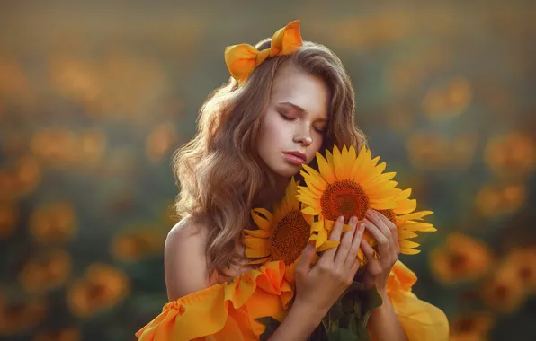 ЖЁЛТЫЙ, ПЛАТЬЕ, ЦВЕТЫ, ЛИЦО, ПОДСОЛНУХИ, САРАФАН, БАНТ, ВЕСНУШКИ