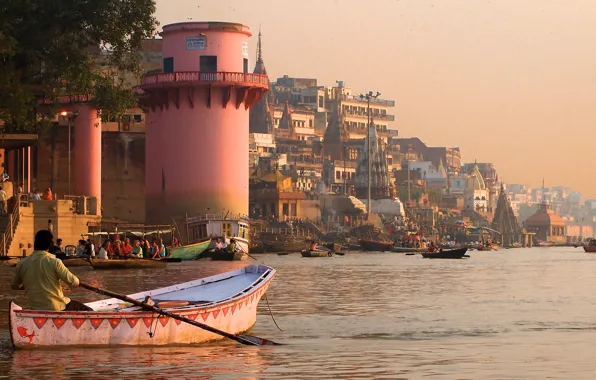 Картинка город, река, здания, дома, лодки, Индия, Варанаси