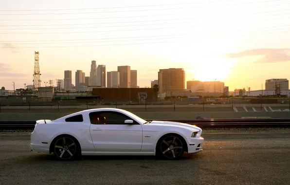 Картинка белый, закат, город, mustang, мустанг, профиль, white, ford