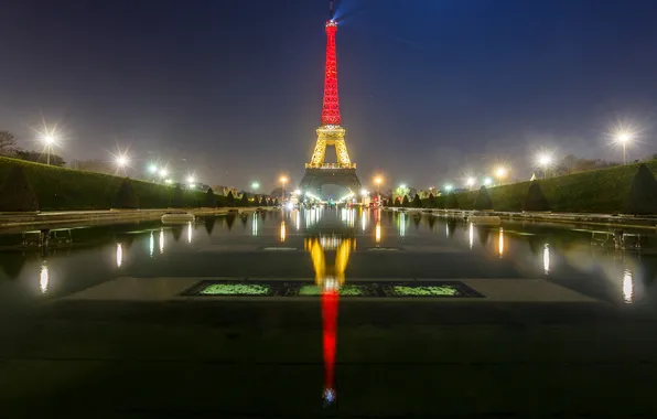 Картинка ночь, огни, отражение, Франция, Париж, Эйфелева башня