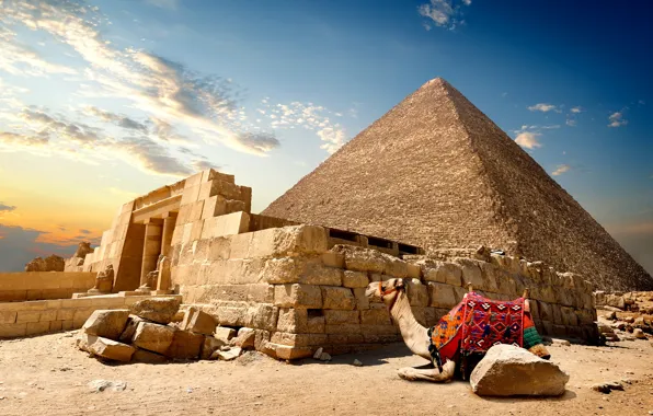 Картинка песок, небо, солнце, облака, камни, пустыня, верблюд, пирамида
