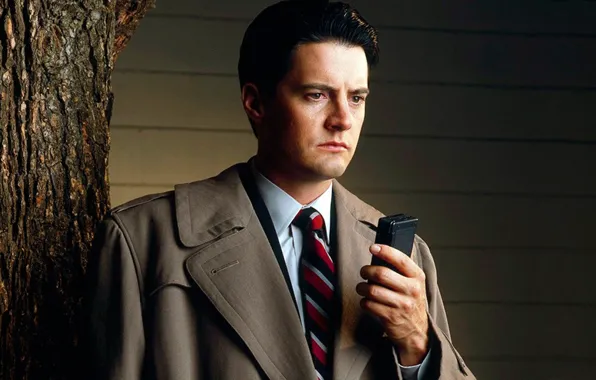 Пальто, главный герой, агент ФБР, Twin Peaks, Твин Пикс, диктофон, Дейл Купер, Кайл Мерритт Маклахлен
