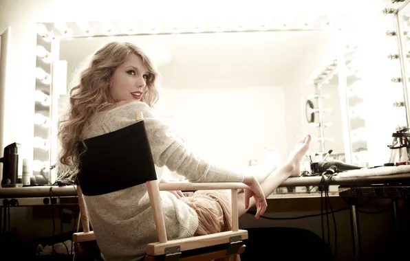 Картинка улыбка, Taylor, сидит, Swift, в гримерке