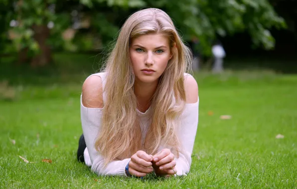 Взгляд, лужайка, Laura