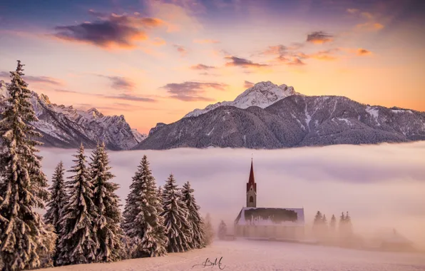 Картинка зима, облака, снег, горы, туман, церковь