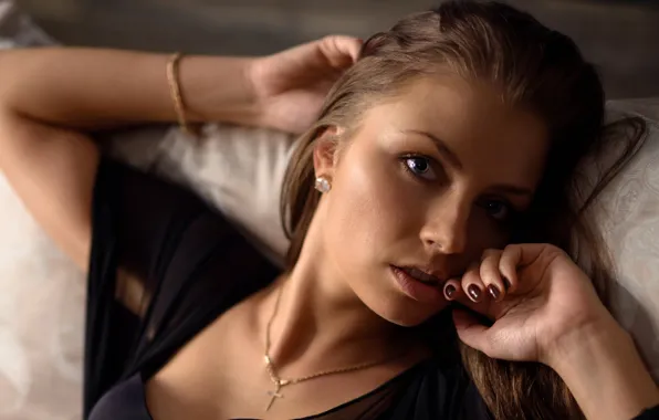 Взгляд, девушка, украшения, модель, портрет, подушка, шатенка, sexy