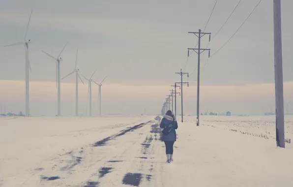 Картинка дорога, девушка, спина, линии электропередачи, ветрогенератор, ходьба, снег зимой
