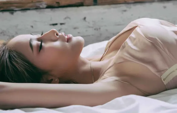 Картинка девушка, майка, брюнетка, губы, лежит, girl, азиатка, asian