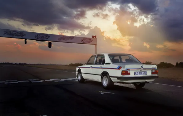 Картинка BMW, сзади, седан, трек, 1976, четырёхдверный, 5-series, E12