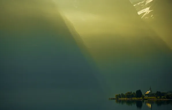 Картинка свет, горы, туман, озеро, берег