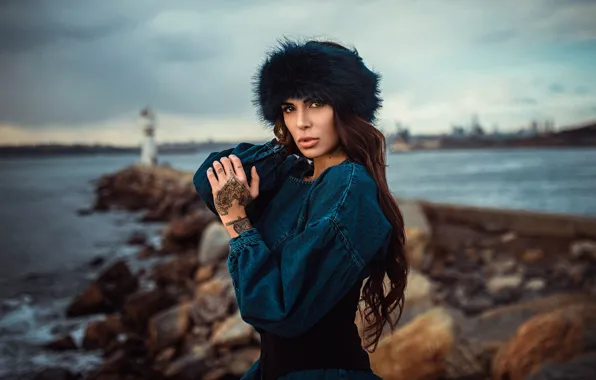 Море, девушка, пейзаж, камни, берег, шапка, маяк, портрет