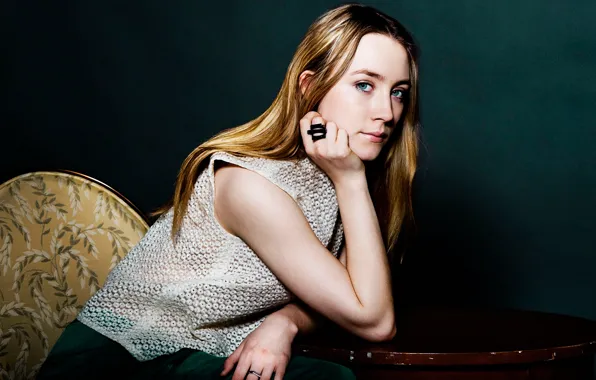 Глаза, взгляд, девушка, стол, фон, актриса, стул, Saoirse Ronan