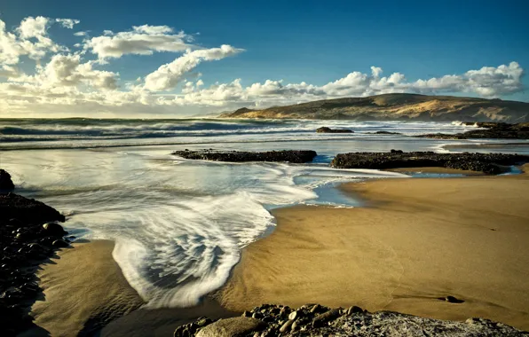 Картинка песок, море, волны, небо, облака, камни, побережье, Новая Зеландия