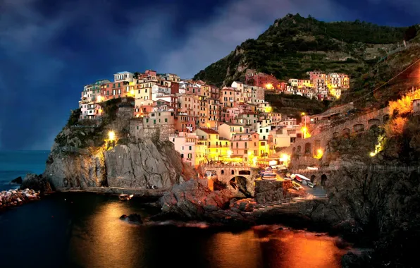 Картинка ночь, город, скалы, побережье, дома, лодки, вечер, Италия