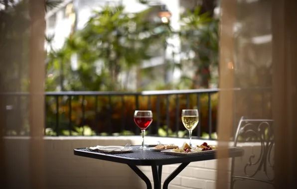 Вино, еда, бокалы, балкон, столик
