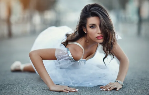 Картинка модель, sexy girl, позирует, изящность, в белом платье, очень красивая девушка, выразительный взгляд, Alessandro Di …