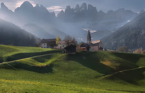 Картинка пейзаж, горы, природа, туман, дома, утро, Италия, церковь