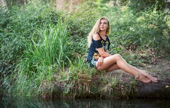 Вода, поза, зеленая трава, ножки, красивая девушка, на берегу, сексуальная блондинка