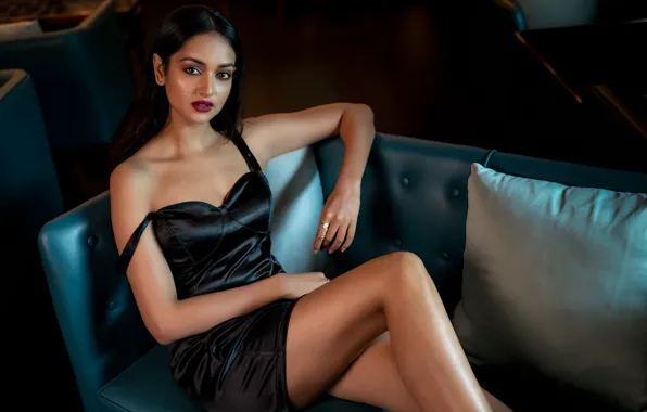 Hot, pose, indian, black dress, bollywood, Shanvi Srivastava