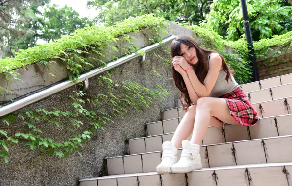 Картинка девушка, лицо, модель, волосы, ступеньки, ножки, сидит