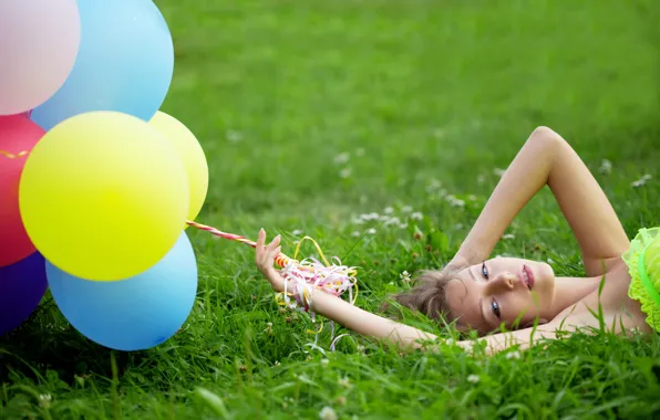 Трава, девушка, воздушные шары, клевер, шатенка, голубоглазая