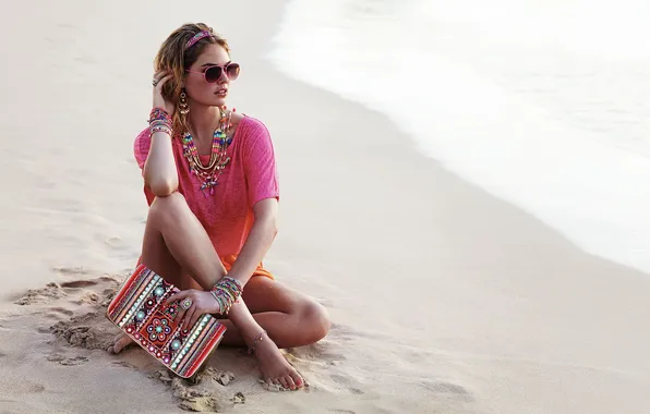 Картинка песок, море, пляж, девушка, берег, модель, очки, футболка