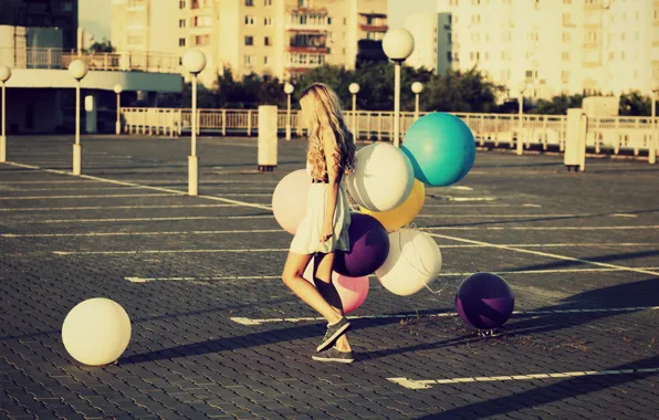 Картинка лето, девушка, шарики, город, парк, воздушные шары, фон, обои