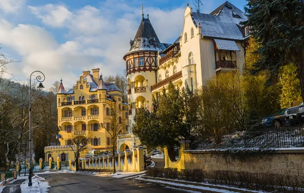 Дорога, небо, солнце, облака, снег, деревья, улица, дома
