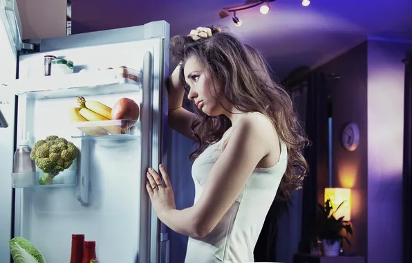 Девушка, задумчивость, ночь, яблоко, холодильник, кухня, бананы, шатенка