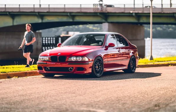 Картинка bmw, red, bridge, man, e39