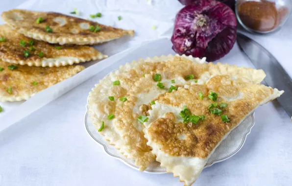 Лук, соус, аджика, чебуреки
