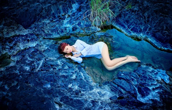 Вода, девушка, скалы