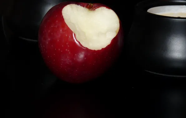 Сердце, яблоко, надкушенное