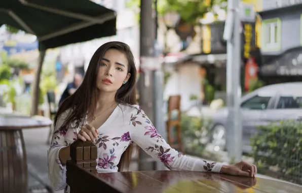 Картинка лето, взгляд, девушка, лицо, город, стол, волосы