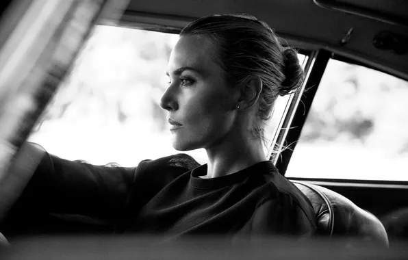 Картинка фото, актриса, черно-белое, сидит, в машине, Kate Winslet, Кейт Уинслет, The Edit