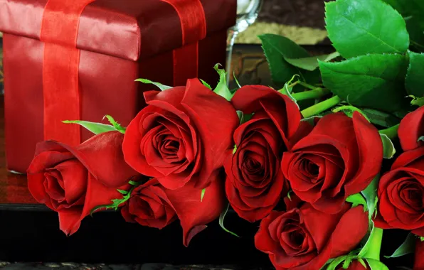 Картинка листья, цветы, праздник, коробка, подарок, розы, лепестки, красные