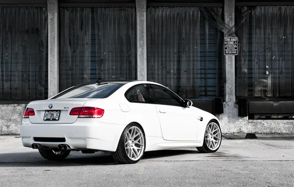 Картинка бмв, BMW, склад, белая, white, E92, задняя часть