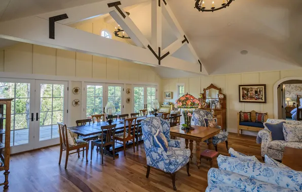 Дизайн, вилла, интерьер, столовая, колониальный стиль, Storybook home in Orinda, гостиная в синих и желтых …