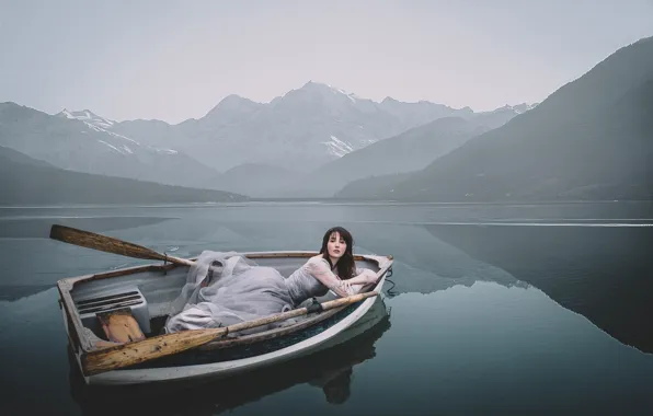 Картинка девушка, горы, поза, озеро, лодка, ситуация, платье, вёсла