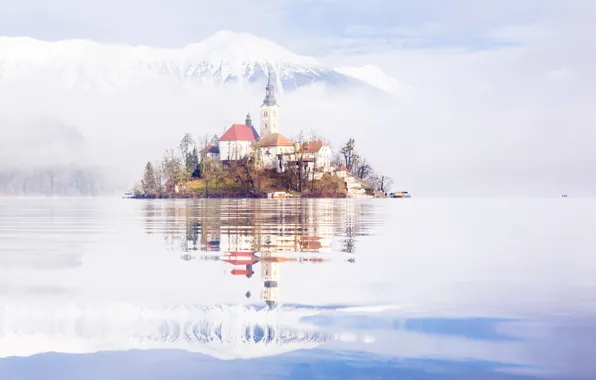 Картинка снег, горы, озеро, остров, дома, церковь, Словения, Блед