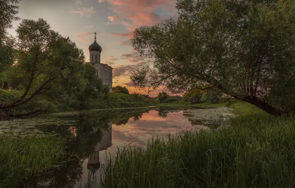 Берег, церковь, водоем